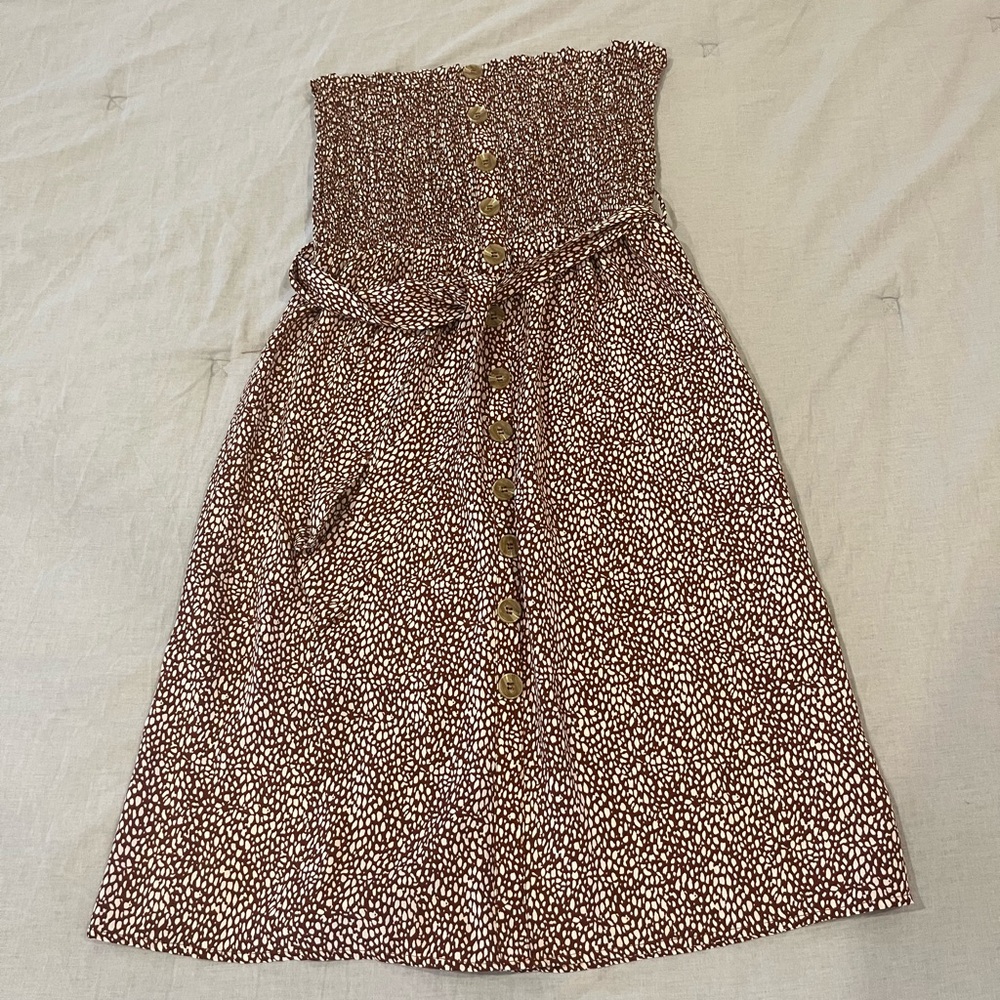 Strapless dress with button detail and tie